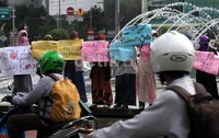 Aksi dari KAMMI tersebut menarik perhatian para pengendara kendaraan bermotor yang melewati kawasan Bundaran Hotel Indonesia.