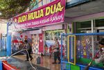 Brimob Bersihkan Sekolah dari Abu Kelud