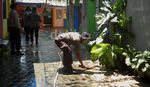 Brimob Bersihkan Sekolah dari Abu Kelud
