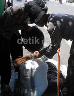 Brimob Bersihkan Sekolah dari Abu Kelud