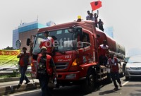 Para pendemo membajak truk tangki Pertamina yang melintas di Jalan MT Haryono. Lamhot Aritonang/detikFoto.