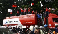 Para pendemo menaiki truk sambil mengibarkan bendera organisasi. Lamhot Aritonang/detikFoto.