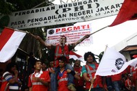 Para pendemo berorasi sambil mengibarkan bendera merah putih. Lamhot Aritonang/detikFoto.