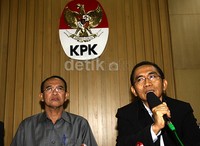 Wakil Ketua KPK Adnan Pandu Praja memberikan keterangan pers usai pertemuan. Lamhot Aritonang/detikFoto.