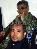 Patrialis Akbar Temui Akil di Tipikor