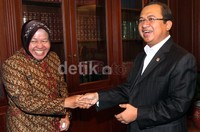 Risma bertemu Priyo pukul 14.30 WIB. Sebelumnya Risma pun telah menemui pemerintah.