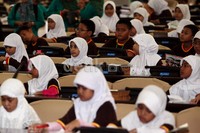 Ratusan siswa SD ini meramaikan ruang rapat paripurna, tempat anggota DPR bersidang.