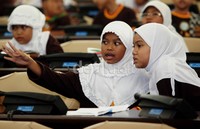 2 Siswi ini, asyik berdiskusi di ruang sidang paripurna.