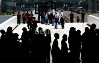 Selain berjalan keliling, mereka juga memanfaatkan kesempatan inni untuk berfoto bersama di atas gedung kura-kura.