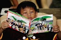 Seorang siswa asyik membaca komik tentang DPR.