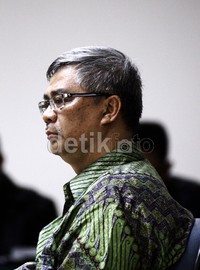 Akil Mochtar tampak serius menyimak pembacaan dakwaan dan sesekali matanya terpejam. Lamhot Aritonang/detikFoto.