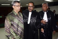 Terdakwa kasus suap sengketa Pilkada Akil Mochtar terlihat berbincang dengan penasehat hukumnya. Lamhot Aritonang/detikFoto.