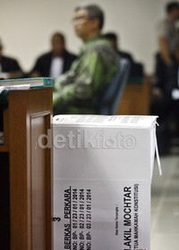 Setelah mendengar isi dakwaan Akil Mochtar hanya bisa tertunduk saat keluar dari ruang persidangan. Lamhot Aritonang/detikFoto.