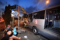 Bus ini terlihat ringsek di bagian bemper depannya. Tiang penunjuk arah yang ditabrak bus itu juga miring.