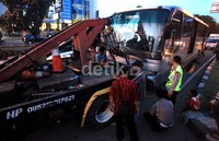 Untuk mencairkan kemacetan, bus tersebut segera diderek.