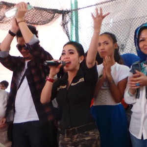 Ke Sinabung, Syahrini Didoakan Agar Cepat Dapat Jodoh