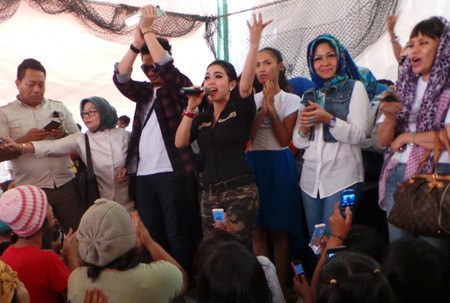 Ke Sinabung, Syahrini Didoakan Agar Cepat Dapat Jodoh