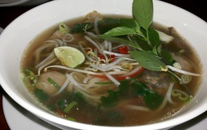 Pho Bar: Gurih Pekat Kaldu Sapi Dalam Semangkuk Pho yang Mantap