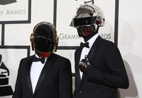Daft Punk yang tak dapat hadir mendapat penghargaan International Group. REUTERS/Danny Moloshok.