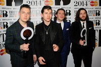 Arctic Monkeys sukses membawa pulang dua penghragaan, British Group dan British Album Of The Year. Anthony Harvey/Getty Images.