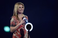 Sementara untuk British Male Solo Artist jatuh pada David Bowie. Pada kesempatan itu Kate Moss mewakili David untuk menerima penghargaan. Ian Gavan/Getty Images.
