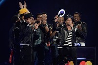Bruno Mars tampak bahagia mendapat penghargaan International Male Solo Artist. Ian Gavan/Getty Images.