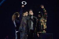 Rudimental featuring Ella Eyre meraih penghargaan British Single untuk lagu 'Waiting All Night'. Ian Gavan/Getty Images.