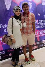 Indra Bekti dan Istri Kencan di Konser MLTR