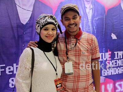 Indra Bekti dan Istri Kencan di Konser MLTR