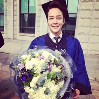 Jang Geun Suk akhirnya lulus setelah masuk kuliah pada tahun 2006 silam. (LINE)
