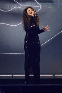 Rambut bergelombangnya yang khas dibiarkan tergerai. Ian Gavan/Getty Images.