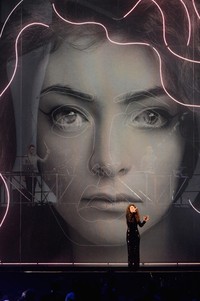 Aksi panggung Lorde di BRIT Awards 2014. Ian Gavan/Getty Images.