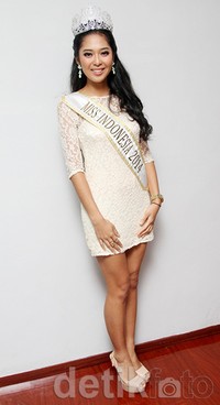 Maria tersenyum manis di depan kamera. Gus Mun/detikHOT.