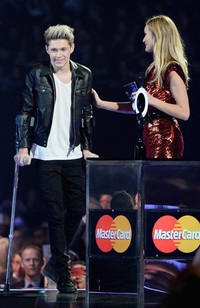 Niall tetap eksis di BRIT Awards 2014 meski harus menggunakan tongkat pasca operasi lutut. Ian Gavan/Getty Images.