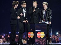 Dalam acara tersebut, One Direction meraih dua penghargaan, Global Success Award dan British Video Of The Year. Ian Gavan/Getty Images.