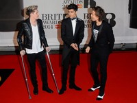 One Direction tampil dengan busana bernuansa hitam dan putih. Anthony Harvey/Getty Images.