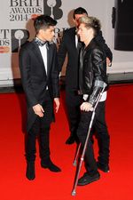 Niall One Direction Pakai Tongkat di BRIT Awards 2014