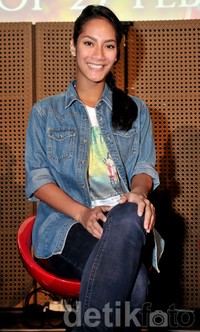 Ia tampil santai dibalut kemeja dan celana denim. Noel/detikHOT.