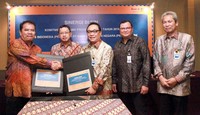 Dirut PT Bank BTN Maryono dan Dirut PT Pos Indonesia Budi Setiawan (kiri) disaksikan Asisten Deputy Bidang Usaha Industri Strategis 1 Kementerian BUMN,Seger Budiarjo (kedua kiri) dan Direktur Bank BTN Irman A Zahiruddin (kedua kanan) serta Direktur Bank BTN Mansyur S Nasution (kanan)  saat penandatanganan kerjasama Joint Planning Session (JPS) antara Bank BTN dengan Posindo. (dok. BTN).