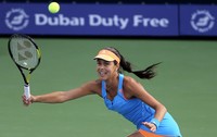 Ana Ivanovic berusaha mengembalikan bola saat melawan Venus Williams. Reuters/Faisal Al Nasser.