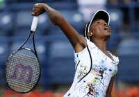 Venus Williams melakukan smash saat melawan Ana Ivanovic. Reuters/Ahmed Jadallah.