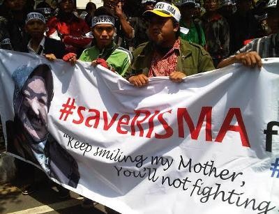 Warga Surabaya Turun Jalan Minta Risma Tidak Mundur dari Walikota