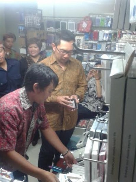 Launching PKL di BIP, Ridwan Kamil Belanja Aksesori Handphone