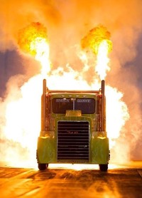 Kemampuan truk yang didasarkan pada truk Chevrolet tahun 1957 tersebut sangat istimewa. (dok. flashfirejettrucks.com).     