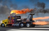 Jadi ketika mulai melaju, truk langsung memberikan daya gravitasi 6G sampai maksimal 6G kemudian saat parasut keluar untuk deakselerasi, gaya gravitasinya 9G negatif. (dok. flashfirejettrucks.com).