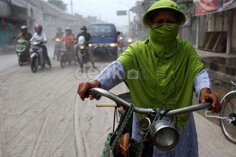 1.315 Warga Yogya Alami ISPA Akibat Abu Vulkanik Kelud