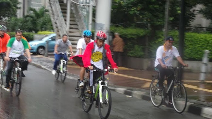 Jokowi Terobos Hujan dengan Sepeda ke Kantornya