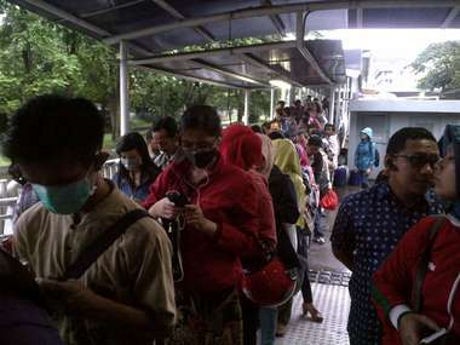 Kuningan Macet, Antrean Penumpang TransJ Mengular di Halte Ragunan