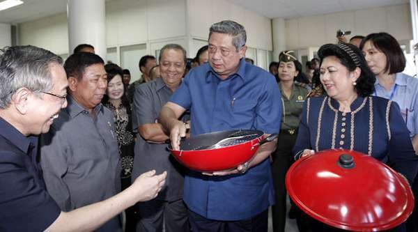 Bersanding Bak Pengantin, SBY dan Ibu Ani Dianugerahi Gelar Adat Luwu