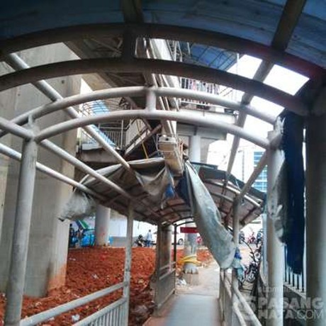 Sebagian Atap Jembatan Halte Busway Karet Hilang dan Belum Diperbaiki